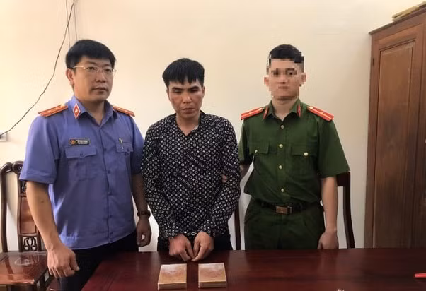 Đối tượng Trần Đình Thân (đứng giữa ) cùng tang vật.