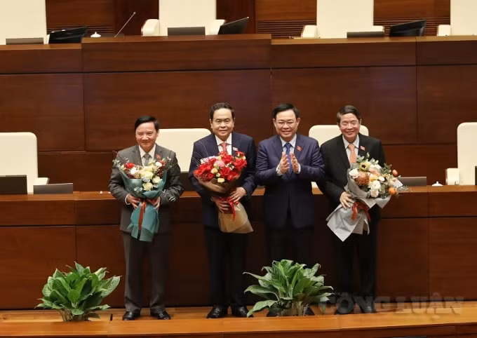 Chủ tịch Quốc hội Vương Đình Huệ tặng hoa các nhân sự mới được bầu làm Phó Chủ tịch Quốc hội.