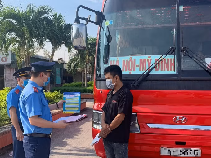 Sở GTVT Hà Nội yêu cầu các đơn vị kinh doanh vận tải phải thực hiện ngay việc truyền dữ liệu giám sát hành trình của các xe ô tô thuộc quyền quản lý. Ảnh minh họa