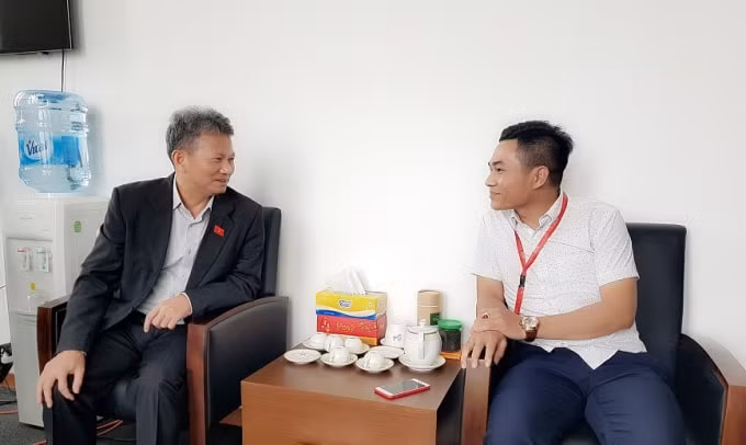 Phóng viên báo Nhà báo và Công luận trao đổi với đại biểu Quốc hội Đỗ Văn Sinh.