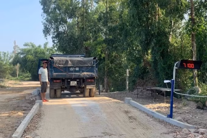 Bến thủy nội địa của bà Lê Thị Tiện ở xã Điện Phước được lắp đặt trạm cân và camera theo dõi.