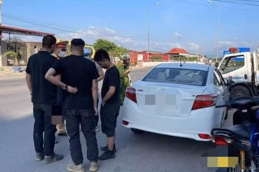 3 công dân Trung Quốc (áo đen) nhập cảnh trái phép. Ảnh: laodong.vn