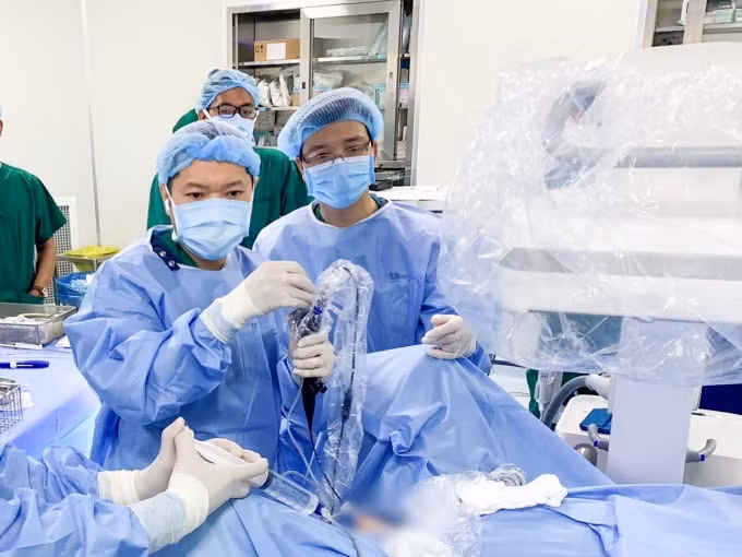 Bệnh nhân Nguyễn Quốc Linh được phẫu thuật nội soi 3D cắt bướu thận. Ảnh: BVĐK Tâm Anh.