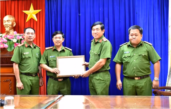 Đại tá Nguyễn Văn Hận, Phó Giám đốc Công an tỉnh Bạc Liêu trao tặng bằng khen cho Phòng Cảnh sát hình sự. (Ảnh: Trọng Nguyễn)
