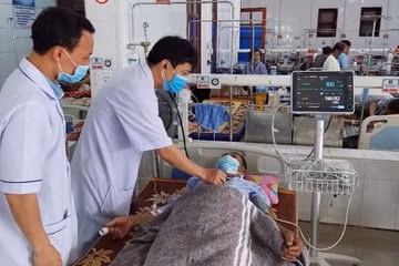 Bệnh nhân Đ. được các bác sĩ thăm khám sau cấp cứu. Ảnh: Bệnh viện cung cấp