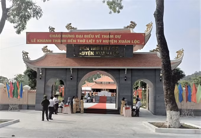 Đền thờ có diện tích tổng thể gần 21.000m2, tọa lạc ngay cửa ngõ miền Đông Nam bộ - thị trấn Gia Ray, huyện Xuân Lộc - Đồng Nai.