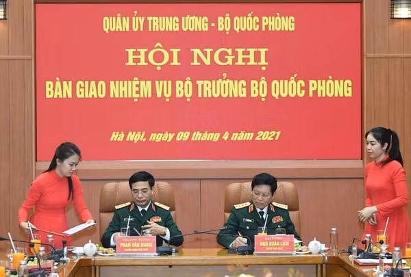 Đại tướng Ngô Xuân Lịch và Thượng tướng Phan Văn Giang ký kết biên bản bàn giao