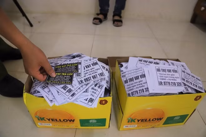 Hơn 20.000 tờ rơi cho vay nặng lãi được cơ quan công an thu giữ. Ảnh: thanhnien.vn