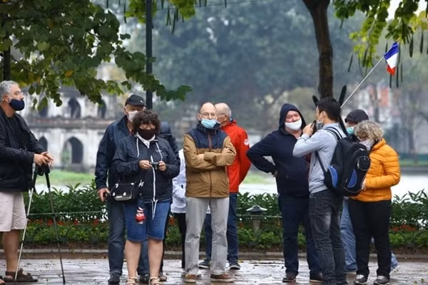 Du khách nước ngoài tham quan Hà Nội