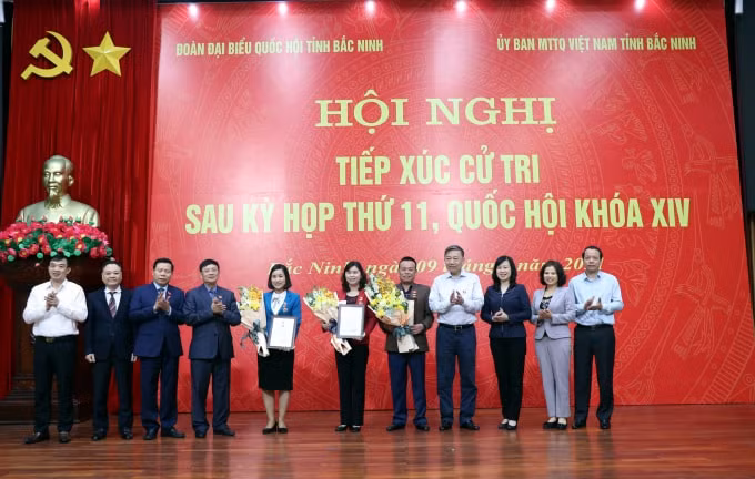Đại tướng Tô Lâm - Bộ trưởng Bộ Công an tặng hoa cho Đoàn Đại biểu Quốc Hội tỉnh Bắc Ninh.