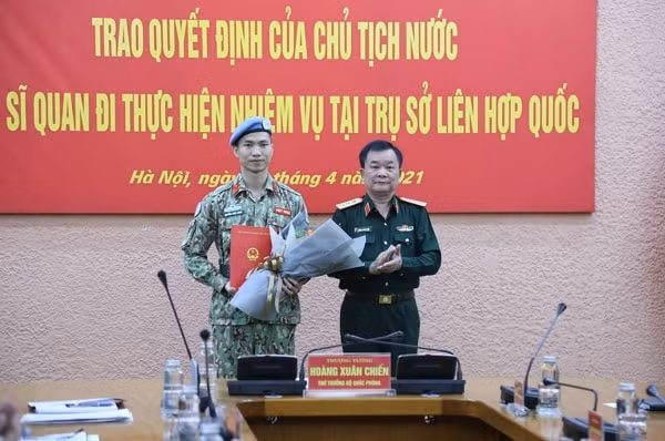 Thượng tướng Hoàng Xuân Chiến trao quyết định cho Thiếu tá Nguyễn Phúc Đông