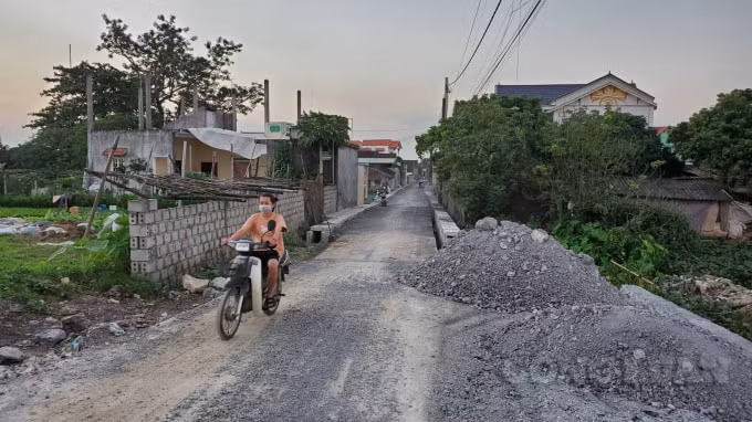Công trường thi công dự án “Cải tạo, nâng cấp đường trục xã Đồng Hoá” vào thời điểm đang thi công.