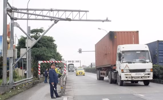 Phát hiện, xử lý 663 lượt xe vi phạm tải trọng, 63 trường hợp đến chấp hành việc lập biên bản vi phạm hành chính sau 6 tháng triển khai cân điện tử tự động trên Quốc lộ 5. Ảnh minh họa