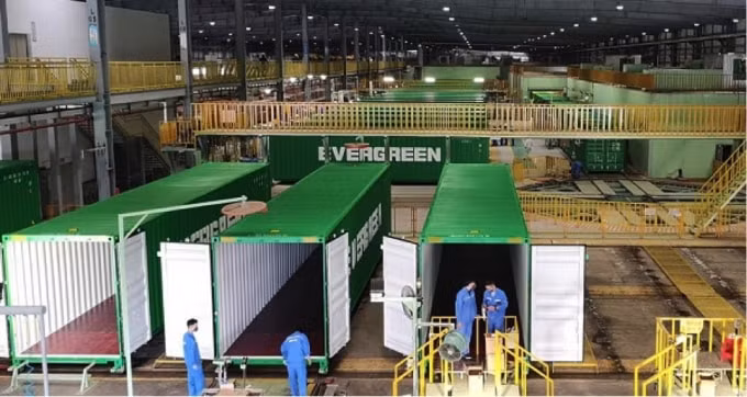 Tình trạng thiếu container trầm trọng khiến nhà sản xuất container lớn nhất thế giới CIMC phải hoạt động tối đa công suất để hoàn thành các đơn đặt hàng. Ảnh: CIMC