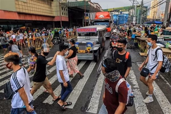 Người dân đeo khẩu trang phòng lây nhiễm COVID-19 tại Manila, Philippines, ngày 20/3/2021. Ảnh: THX