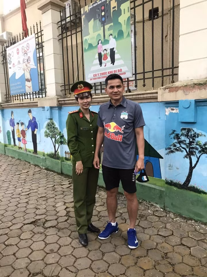 chụp hình cùng nữ cảnh sát