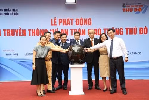 Các đại biểu phát động Chương trình truyền thông ''Vì an toàn giao thông Thủ đô - 2021''.