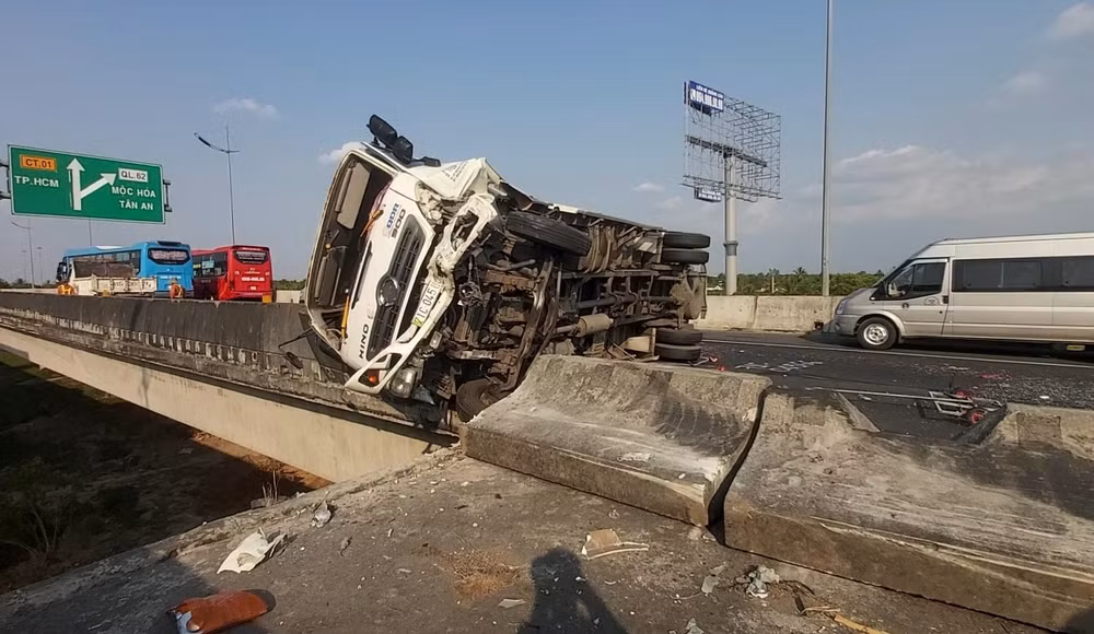 Hình ảnh xe tải lật ngang trên cao tốc. Ảnh: tienphong.vn