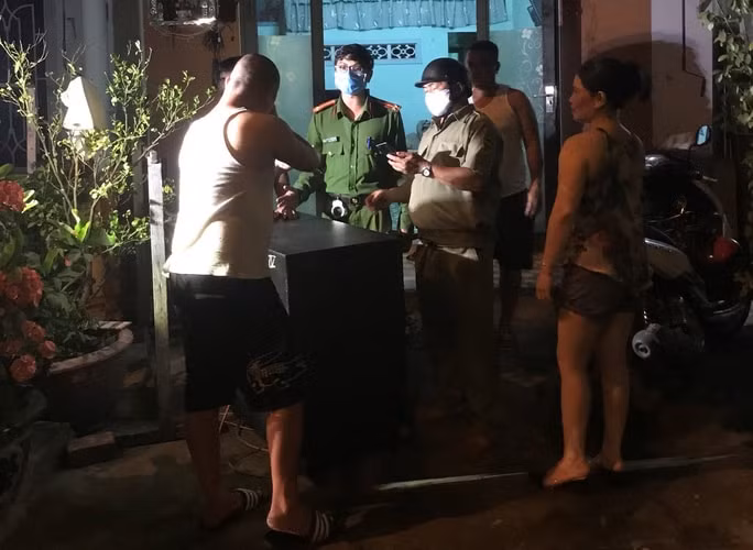 Lực lượng phản ứng nhanh nhắc nhở một hộ dân hát karaoke quá giờ quy định. Ảnh: nld.vn