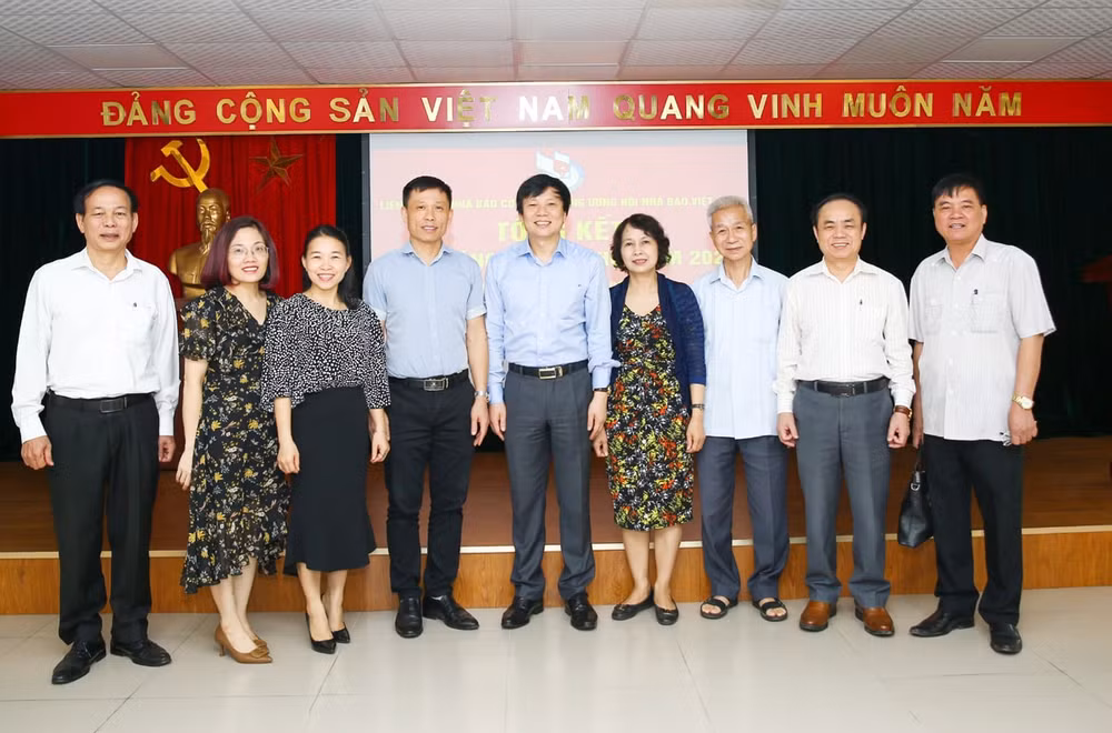 Các đại biểu chụp ảnh lưu niệm tại hội nghị. Ảnh: Sơn Hải