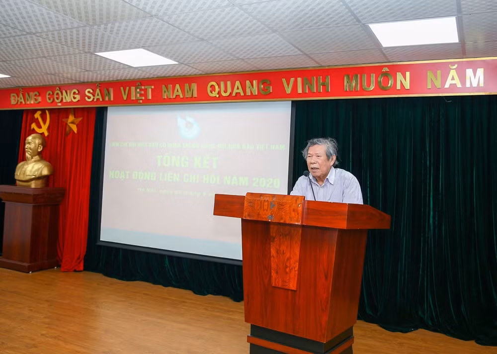 Nhà báo Nguyễn Xuân Lương - nguyên Chánh Văn phòng Hội Nhà báo Việt Nam tham luận đóng góp tâm huyết tại Hội nghị. Ảnh: Sơn Hải