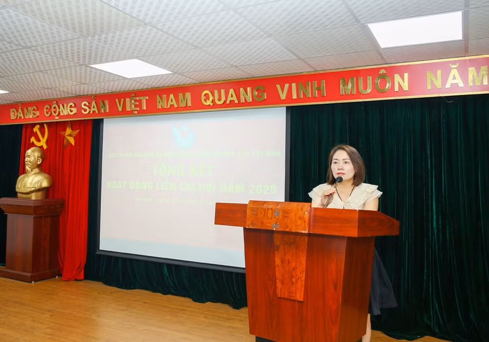 Nhà báo Hà Vân - Báo Nhà báo và Công luận đóng góp ý kiến tại Hội nghị. Ảnh: Sơn Hải