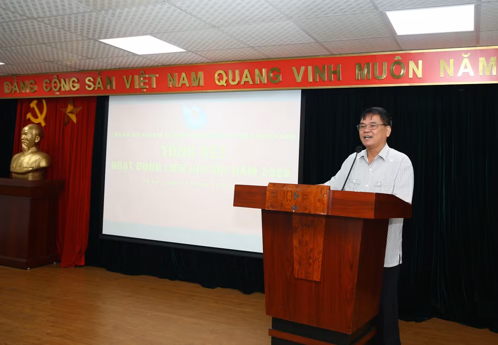 Nhà báo Phan Hữu Minh, Ủy viên Ban Thường vụ, Trưởng Ban Kiểm tra HNBVN phát biểu tại hội nghị. Ảnh: Sơn Hải