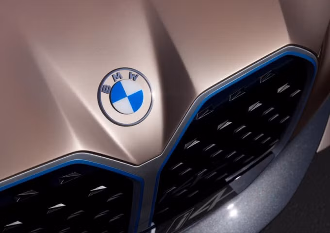 BMW làm mới logo. Ảnh: Caranddriver