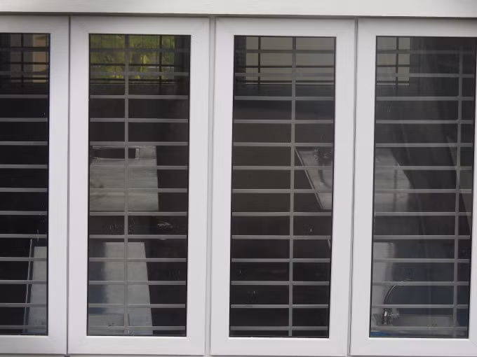 Bàn ghế và các thiết bị đã được lắp đặt tại các phòng học - ảnh Hà Long