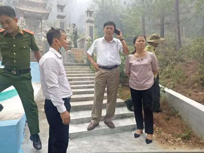 Ông Trần Song, Phó Chủ tịch UBND thành phố Huế (áo trắng đứng thứ 2, từ trái sang), đến hiện trường chỉ đạo dập lửa.