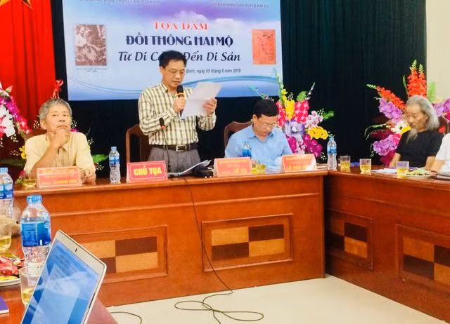 Nhà thơ Lê Va, Chủ tịch Hội VHNT Hòa Bình chủ trì tọa đàm.