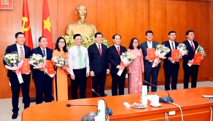 Trao quyết định bổ nhiệm, điều động cho hàng loạt cán bộ.