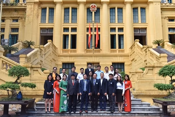 Tập thể cán bộ, lãnh đạo, phóng viên Báo Công lý chụp hình lưu niệm với Hội Nhà Báo Thái Lan. Ảnh: PV
