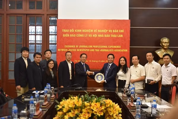 Đoàn Hội Nhà báo Thái Lan tặng quà lưu niệm cho Lãnh đạo Báo Công lý và các thành viên trong Ban Thư ký Chi hội Nhà báo Báo Công lý. Ảnh: PV