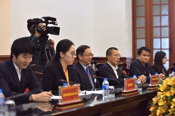 Ông Mongkol Bangprapa, Chủ tịch Liên đoàn Báo chí Thái Lan, Chủ tịch Hội Nhà báo Thái Lan và các thành viên trong đoàn. Ảnh: PV