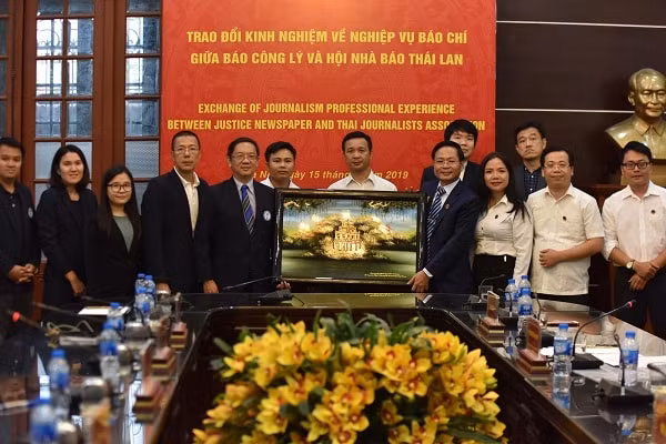 Đồng chí Nguyễn Mạnh Hồng, Tổng Biên tập&nbsp;Báo Công lý, Thư ký Chi hội Nhà báo Báo Công lý tặng quà lưu niệm cho Đoàn Hội Nhà báo Thái Lan. Ảnh: PV