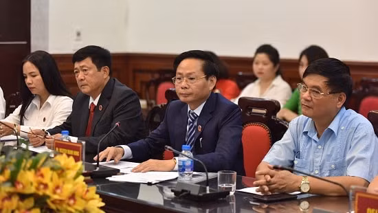 Đồng chí Nguyễn Mạnh Hồng, Tổng Biên tập, Thư ký Chi hội Nhà báo Báo Công lý trao đổi nghiệp vụ với Hội Nhà báo Thái Lan. Ảnh: PV