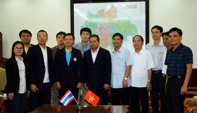 Đồng chí Nguyễn Xuân Đông, Phó Bí thư Tỉnh ủy, Chủ tịch UBND tỉnh Hà Nam cùng lãnh đạo các đơn vị chụp ảnh lưu niệm cùng Đoàn đại biểu Hội Nhà báo Thái Lan. Ảnh: PV