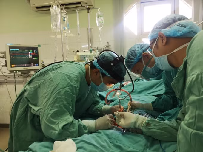 Các y, bác sĩ đang tiến hành mỗ cho bệnh nhân.