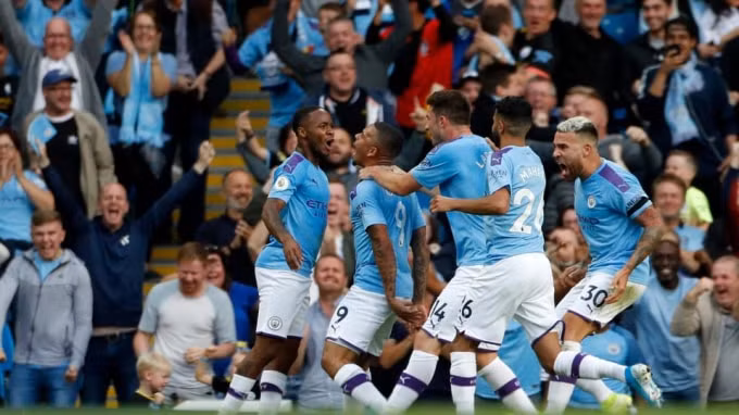 Các cầu thủ Man City ăn mừng bàn thắng của Sterling. Ảnh: Getty