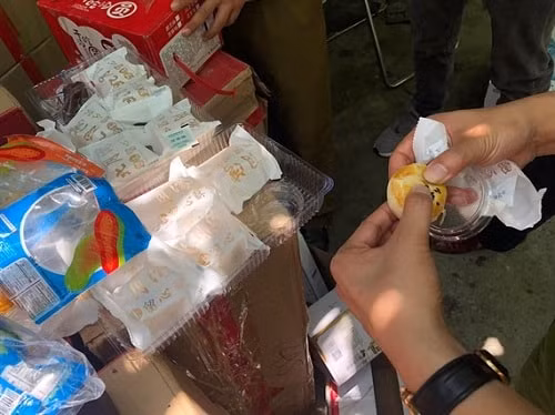 Qua kiểm tra phát hiện nhiều loại bánh phổ biến&nbsp;trên thị trường hiện nay như bánh trứng, bánh nướng, bánh khoai môn, sữa chua, moch. Ảnh: TL