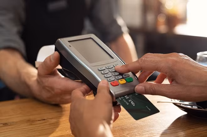 Nhiều chính sách ưu đãi cho thẻ ATM đang được các ngân hàng thương mại đưa ra (Ảnh minh họa)