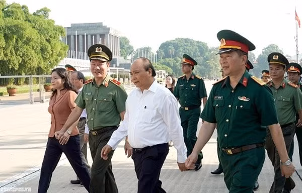 Thủ tướng trực tiếp kiểm tra kết quả tu bổ Công trình Lăng Chủ tịch Hồ Chí Minh. Ảnh: VGP