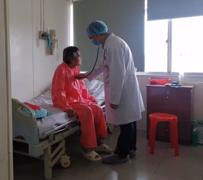 PGS.TS Trần Quyết Tiến, phó giám đốc bệnh viện Chợ Rẫy thăm khám bệnh nhân sau ca ghép tim thành công- Ảnh :T/L