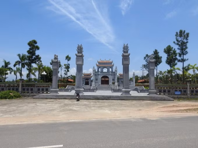 Văn miếu tỉnh Vĩnh Phúc nhìn từ ngoài cổng (Ảnh Hà Long)