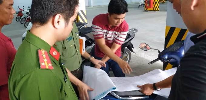 Kiểm tra hồ sơ PCCC của tòa nhà. Nguồn: CATP Hà Nội