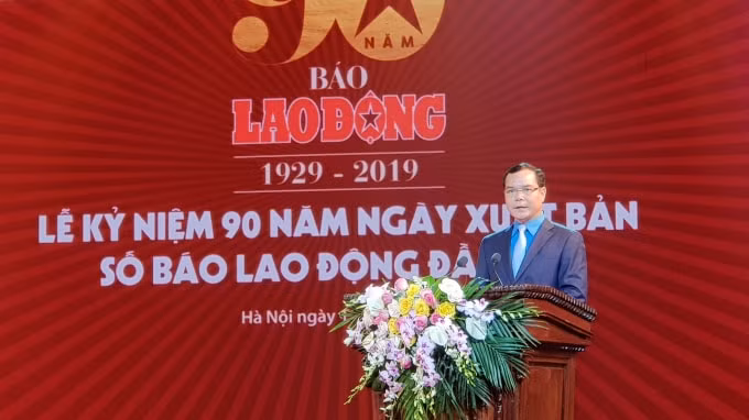 Đồng chí Nguyễn Đình Khang - Ủy viên Trung ương Đảng, Chủ tịch Tổng Liên đoàn Lao động Việt Nam phát biểu chỉ đạo. Ảnh: Hoàng Huy