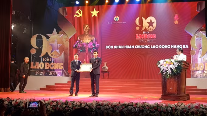 Đồng chí Võ Văn Thưởng - Uỷ viên Bộ Chính trị, Bí thư Trung ương Đảng, Trưởng Ban Tuyên giáo Trung Ương - đã thay mặt lãnh đạo Đảng, Nhà nước trao tặng Huân chương Lao Động hạng Ba cho đồng chí Nguyễn Ngọc Hiển - Ủy viên Đoàn Chủ tịch Tổng Liên đoàn Lao động Việt Nam, Tổng Biên tập Báo Lao Động. Ảnh: Hoàng Huy