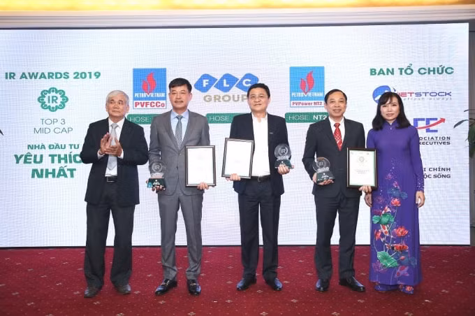 Ông Lê Cự Tân (thứ 2 từ trái sang) đại diện PVFCCo nhận danh hiệu Top 3 DNNY nhóm Midcap có hoạt động IR được NĐT yêu thích nhất.