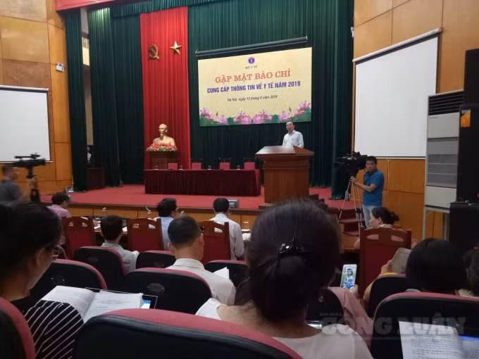 Ông&nbsp;Nguyễn Nam Liên,&nbsp;Vụ trưởng&nbsp;Vụ&nbsp;Kế hoạch&nbsp;tài chính&nbsp;(Bộ&nbsp;Y tế) phát biểu trong buổi họp báo.